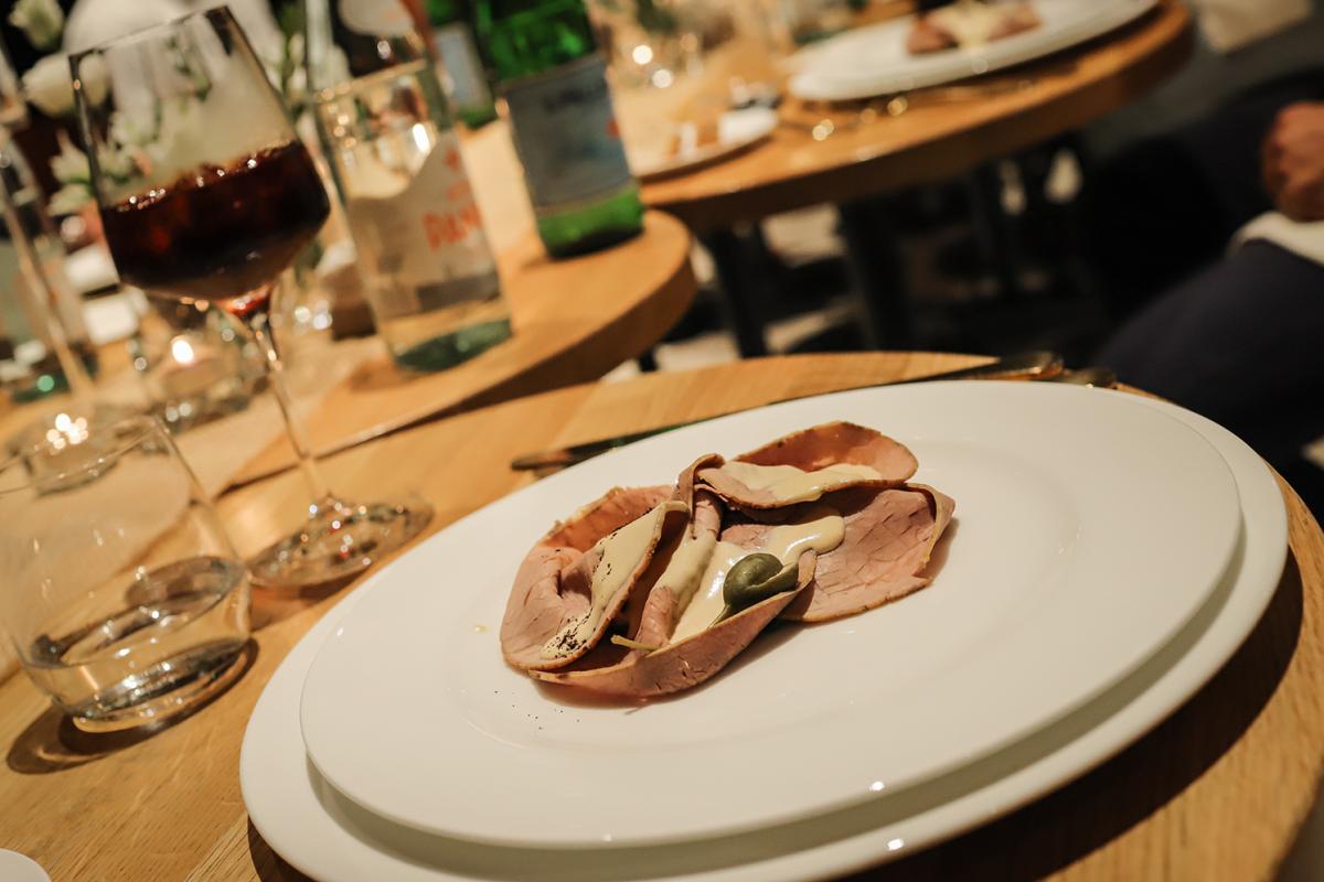 evento Starbucks in via Turati, piatto di vitello tonnato con caffè