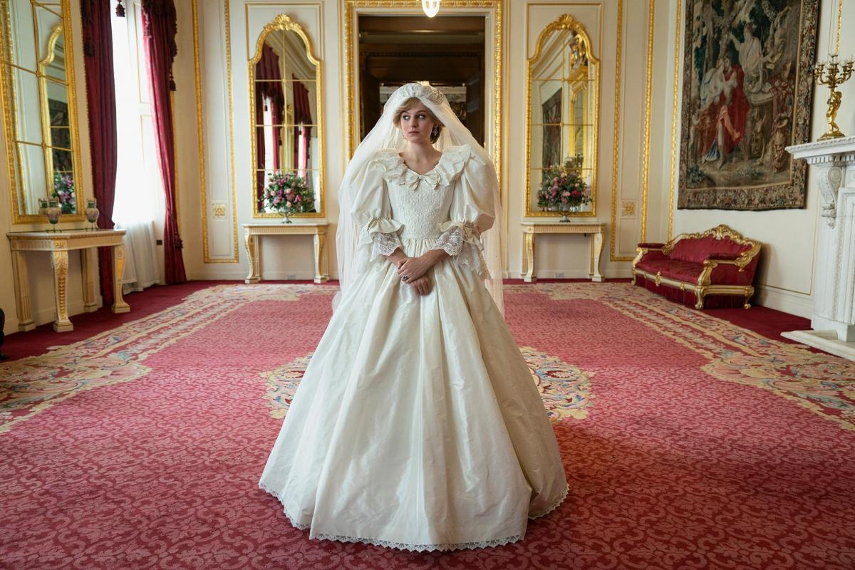 The Crown: Emma Corrin diventa Diana, in abito da sposa 