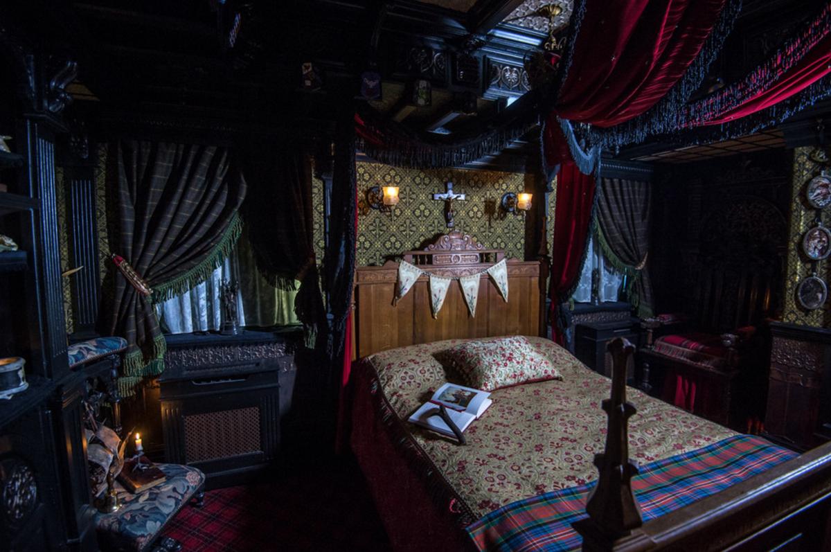 Halloween a Hell di Airbnb interno camera da letto di villa stregata