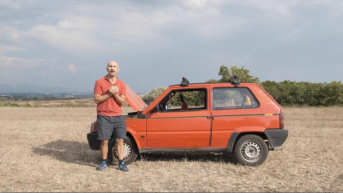 Maccio Capatonda "vittima" del WWF in una scena della clip video con la panda rossa