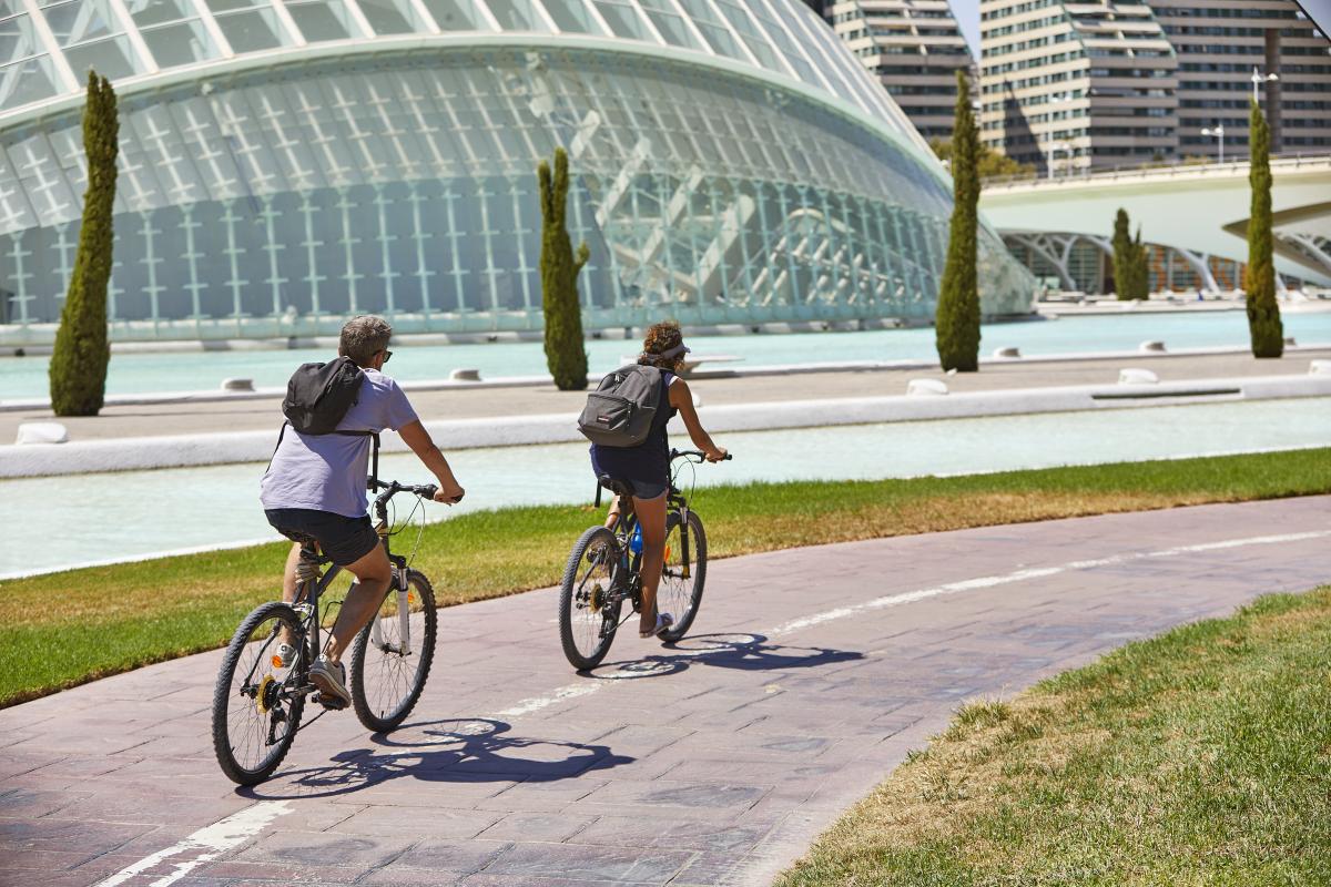 L’estate infinita di Valencia due persone in bicicletta