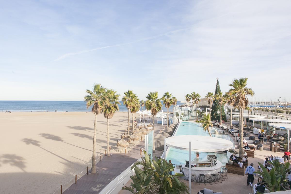 L’estate infinita di Valencia vista dall'alto del lungo mare e della spiaggi