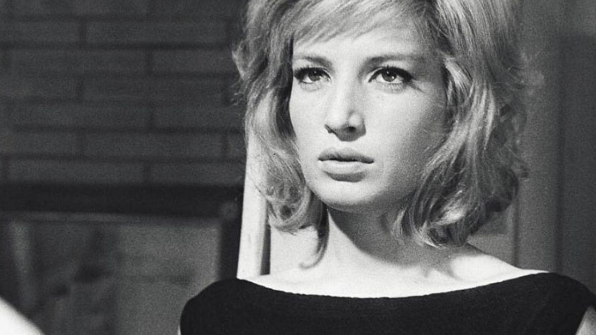 Monica Vitti scena di un film in bianco e nero primo piano