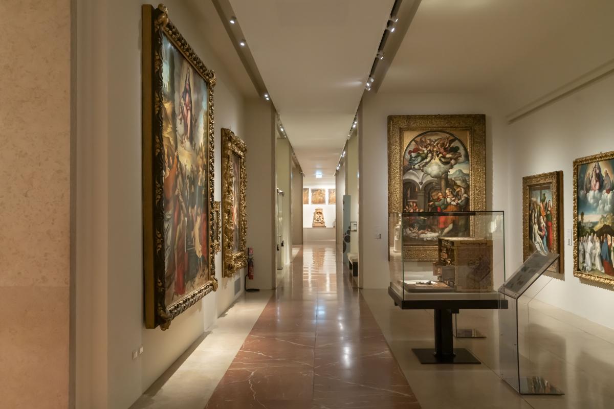 Galleria Estense corridoio con opere