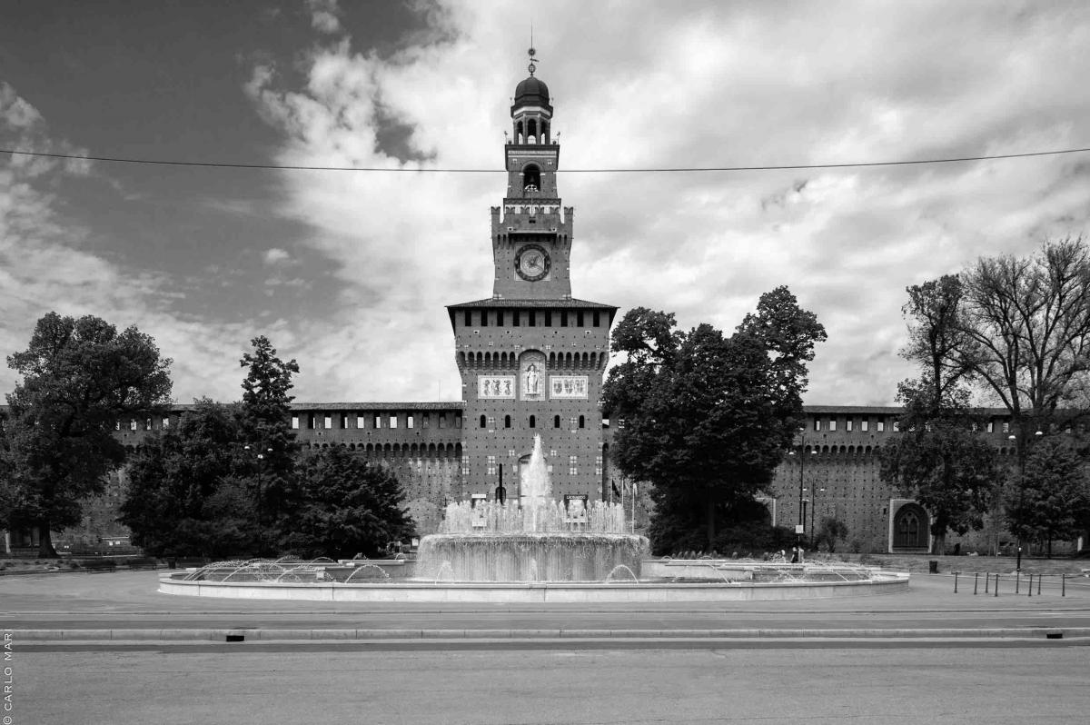 Io Milano il volume fotografico piazza castello
