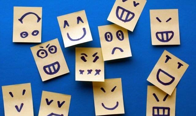 finanza comportamentale post it con faccine tristi e sorridenti