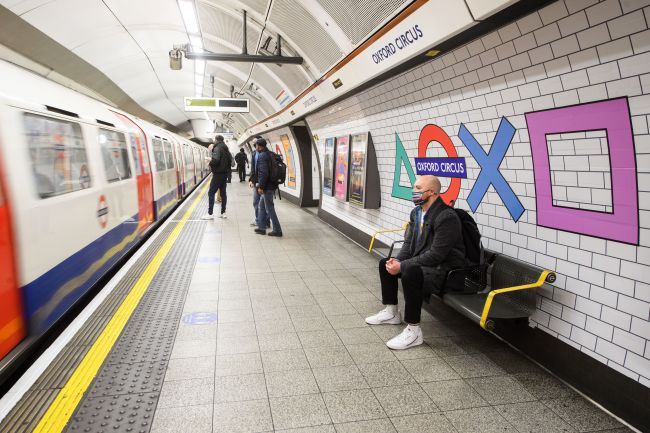 PlayStation 5 invade Oxford Circus banchina della metropolitana