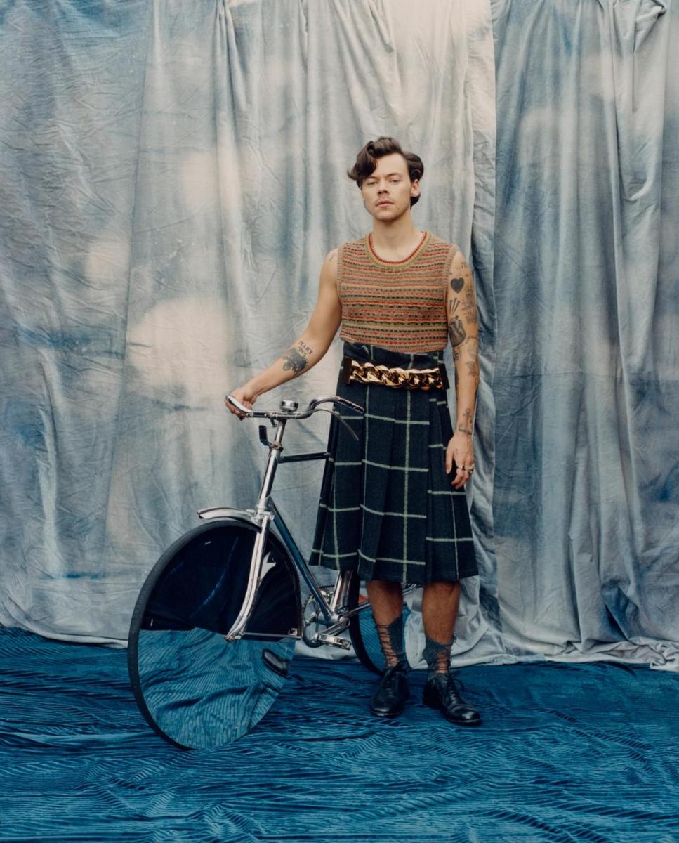 Harry Styles Vogue con gonna e maglioncino in bici