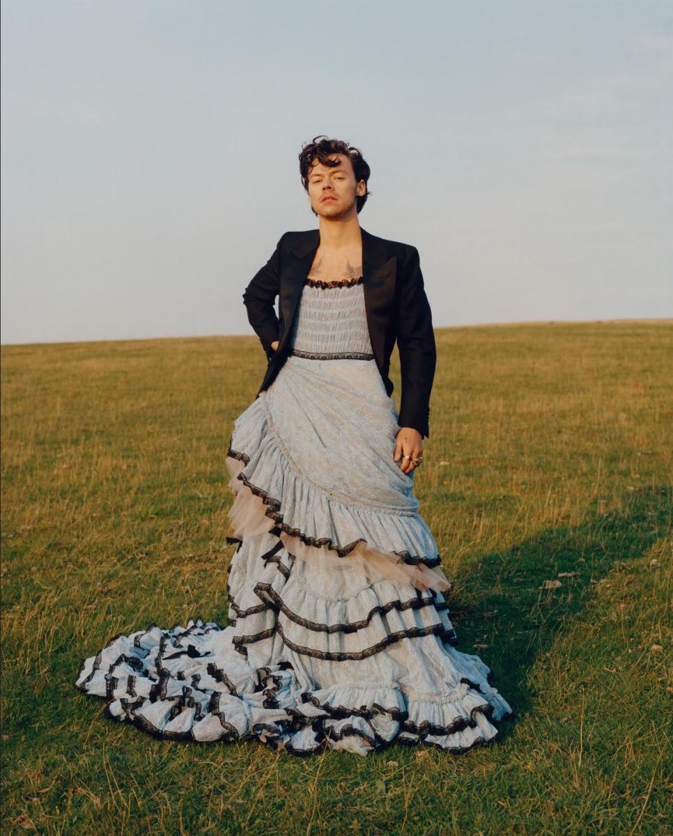 Harry Styles Vogue in abito bianco e giacca