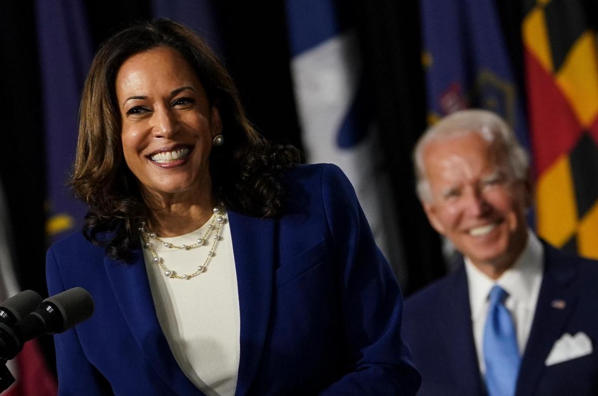 Kamala Harris in primo piano joe biden sullo sfondo