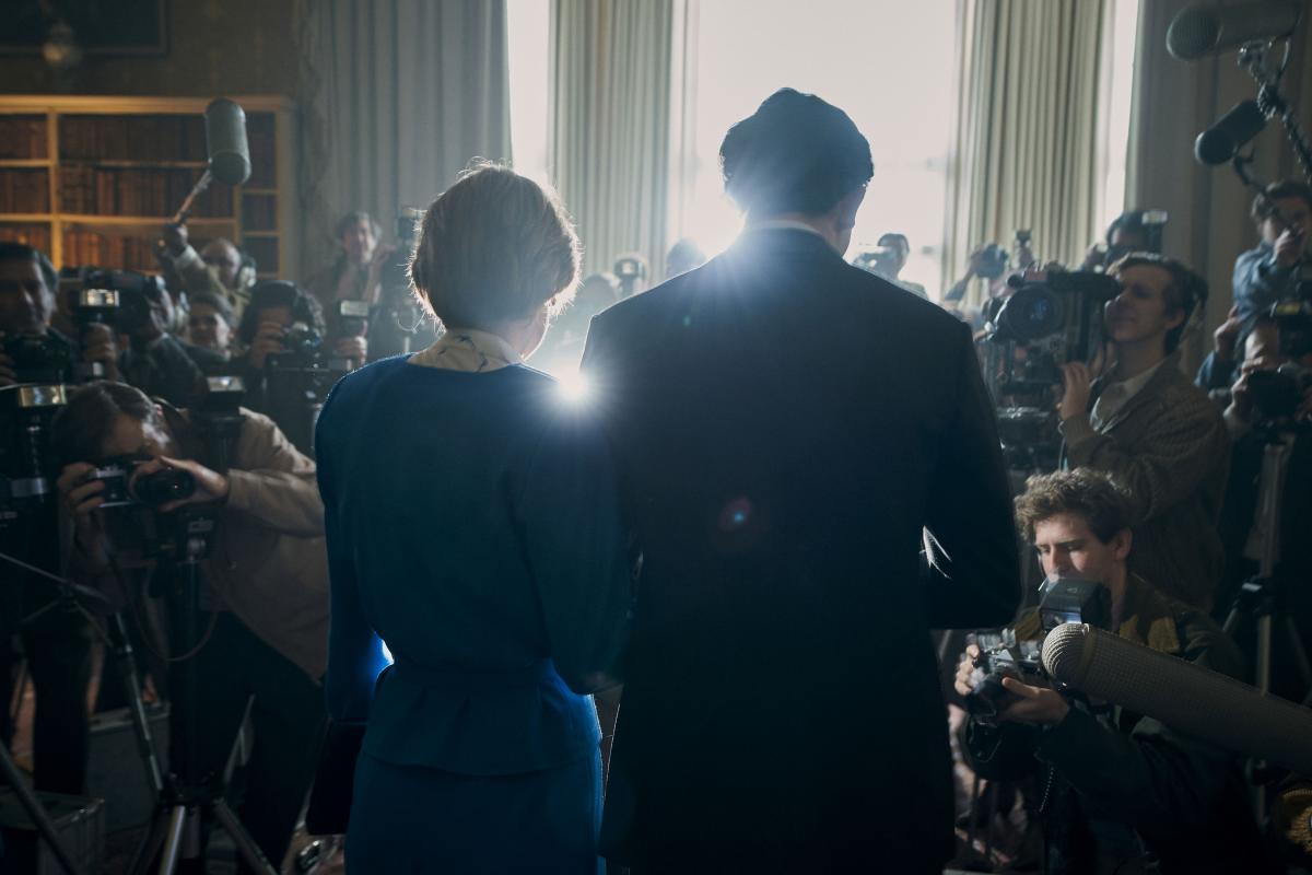 The Crown Famiglia Reale una scena deella serie tv carlo e diana di spalle