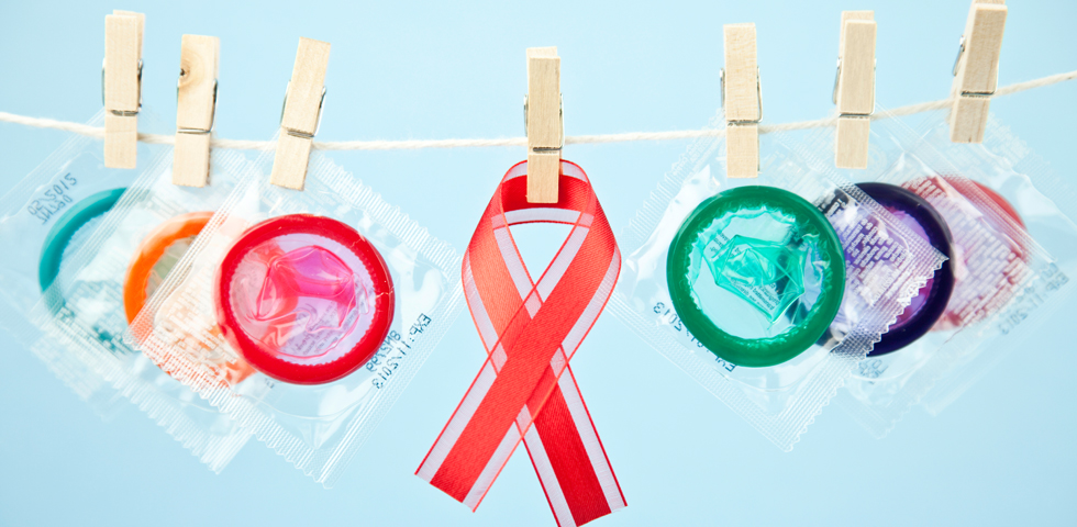 World Aids Day preservativi appesi a un filo