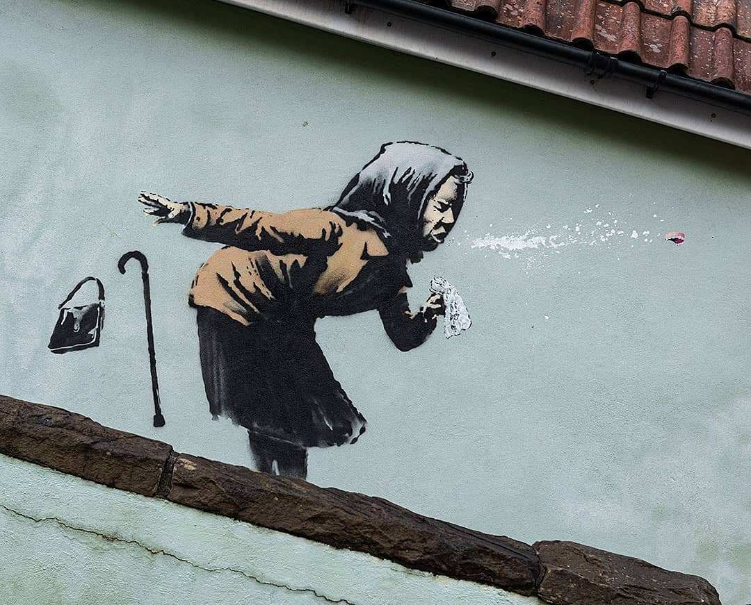 Banksy, a Bristol spunta una nuova opera immagine della signora anziana che starnutisce