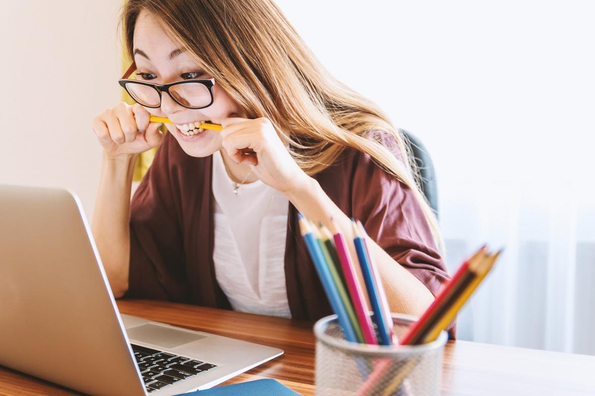 Benessere e smartworking una ragazza strassata davanti al computer