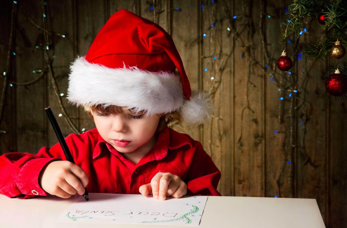 Giocattolo Sospeso  banbino con cappello di babbo natale scrive la letterina