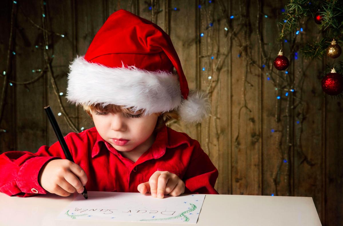 Giocattolo Sospeso banbino con cappello di babbo natale scrive la letterina