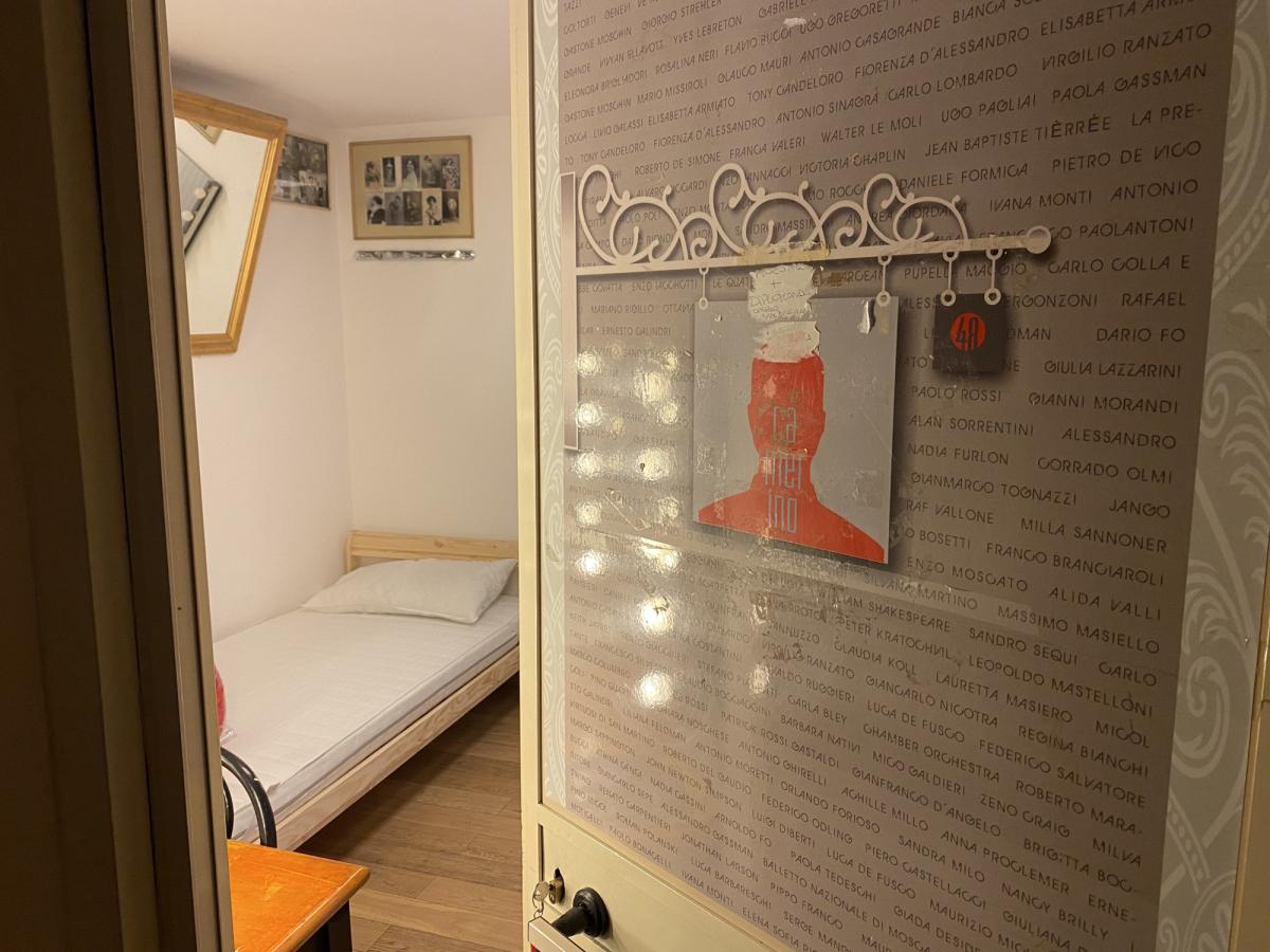 Zona Rossa uno scorcio di un camerino con un letto