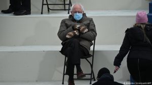 Bernie Sanders la foto iconica all'inaugurazione di Biden