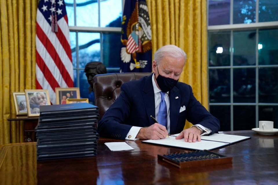 Biden 17 ordini esecutivi alla scrivania nello studio ovale