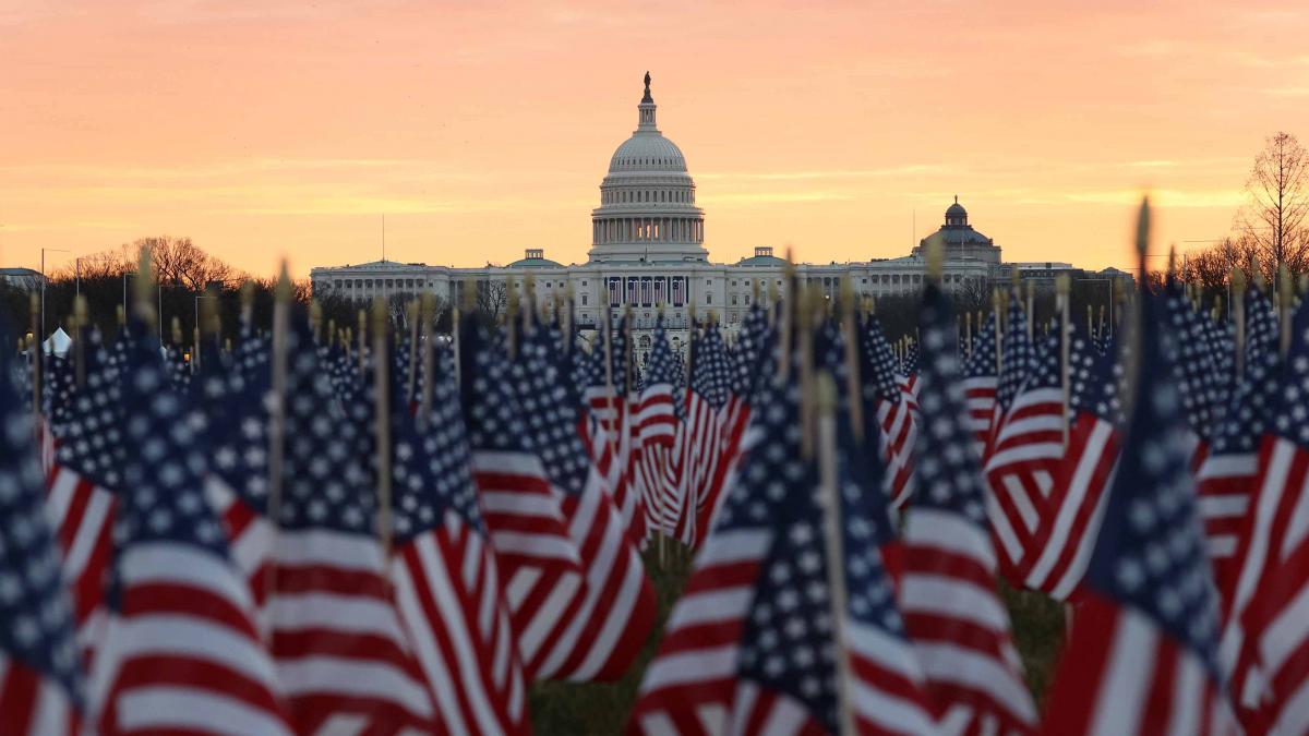 Inauguration Day 2021 bandiere americane davanti al campidoglio