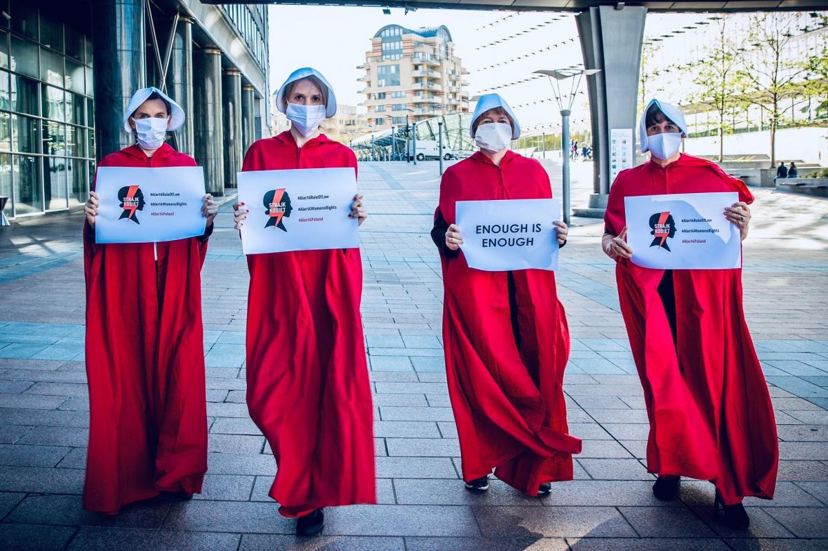 Polonia aborto manifestanti vestite da ancelle