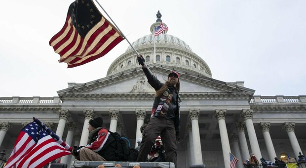 l’epilogo della presidenza Trump manifestante fuori dal parlamento