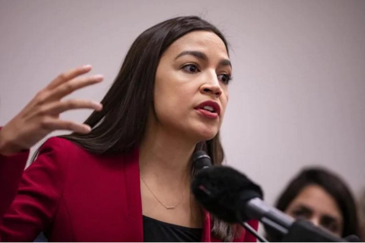 Alexandria Ocasio-Cortez durante un discorso