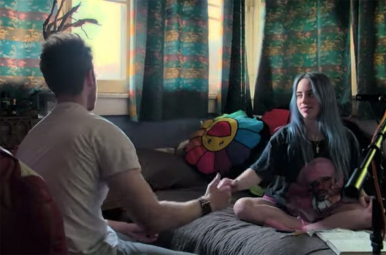 Billie Eilish e suo fratello nella sua camera