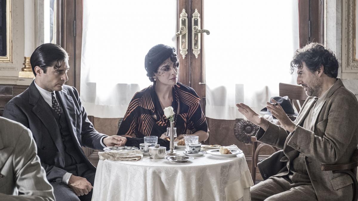 il commissario Ricciardi una scena della serie