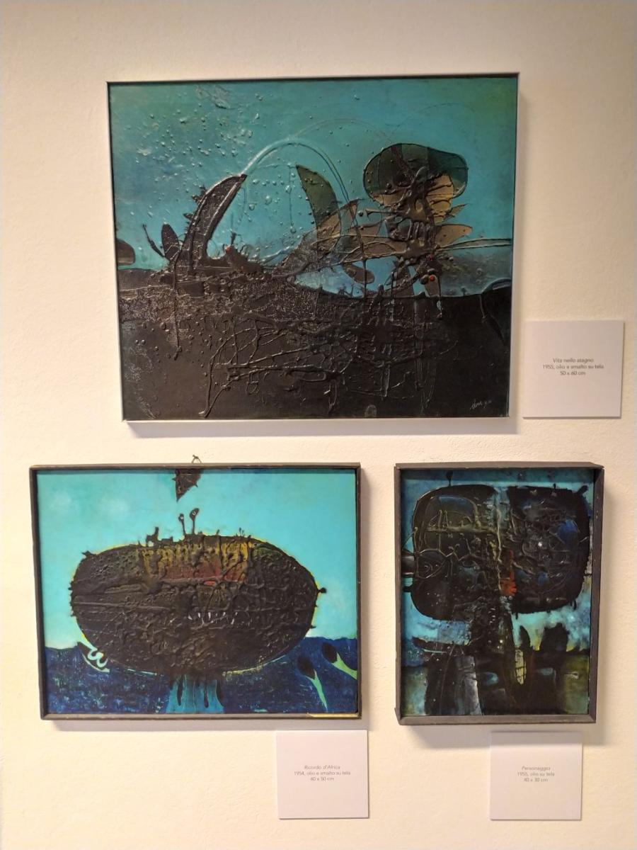 Gianni Dova Milano mostra, 3 dipinti astratti macchie scure sfondo azzurro