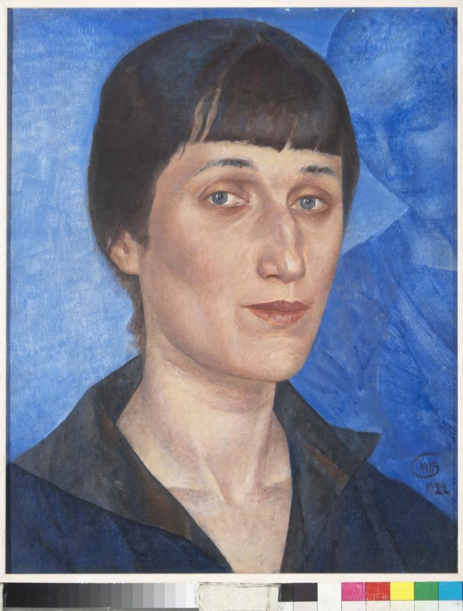 donne artiste, ritratto di donna su sfondo azzurro