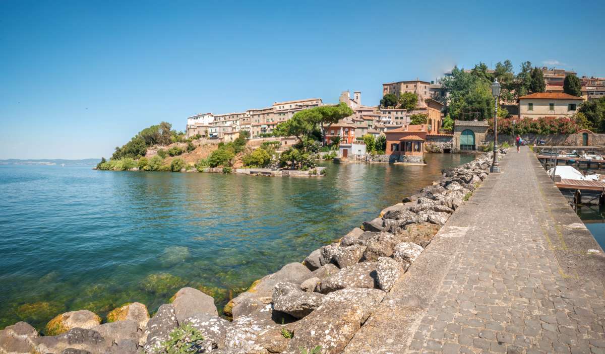 I migliori laghi italiani: foto panoramica di Capodimonte, uno dei borghi che affaccia sul Lago di Bolsena