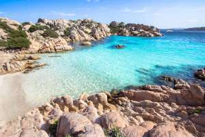 Vista panoramica di Cala Coticcio, nell'isola di Caprera nell'arcipelago di La Maddalena, in Sardegna, tra le più belle spiagge di Sicilia e Sardegna