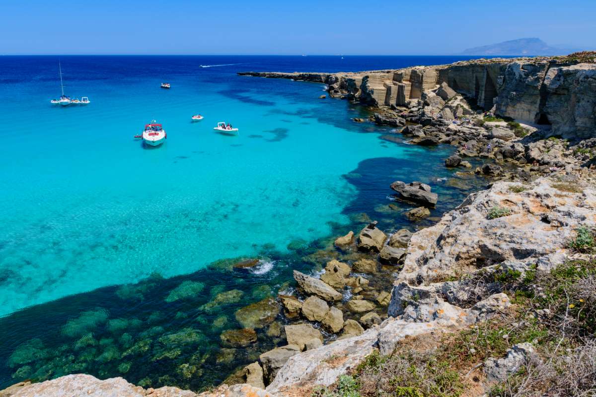 Le spiagge più belle di Sicilia e Sardegna: vista dall'alto di Cala Rossa, in Sicilia, non lontano da Favignana