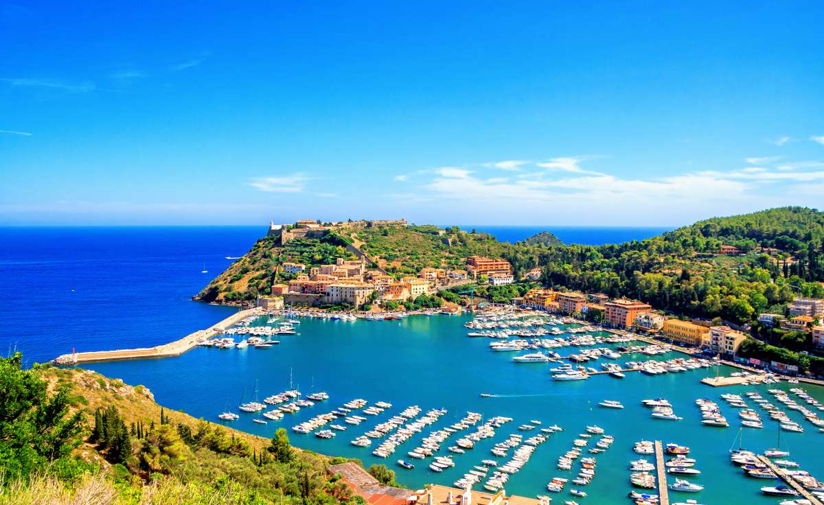 Luoghi di mare migliori del centro-nord Italia: vista dall'alto del litorale della zona dell'Argentario in Toscana