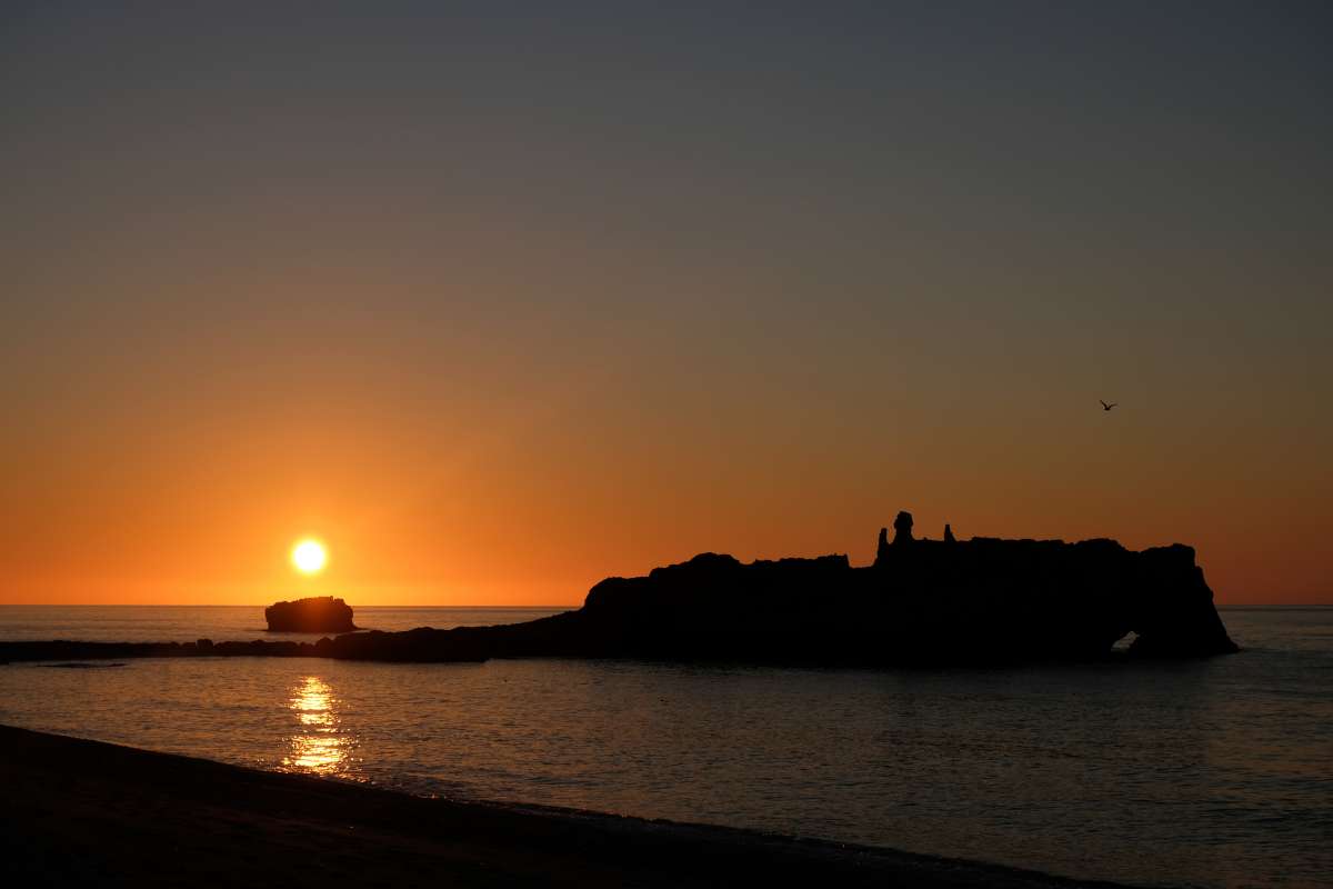 Le più belle spiagge del sud Italia: vista dalla Baia dei Riaci dello scoglio dei Riaci in Calabria durante il tramonto