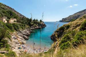 Le più belle spiagge del sud Italia: la Baia di Ieranto vista dall'alto, con i faraglioni di Capri in lontananza
