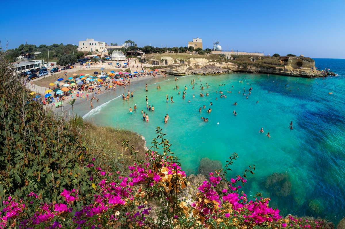 Le più belle spiagge del sud Italia: vista dall'alto di Baia dei Turchi, in Puglia, con persone che fanno il bagno in mare