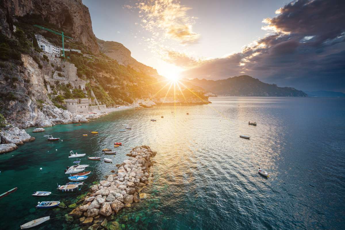 Le più belle spiagge del sud Italia: vista dall'alto di Conca dei Marini in Campania durante il tramonto