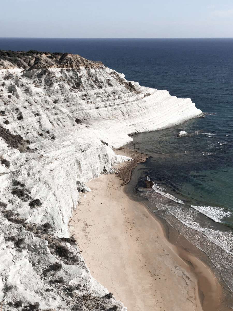 Vista dall'alto di Scala di Turchi, in provincia di Agrigento, una delle più belle spiagge di Sicilia e Sardegna