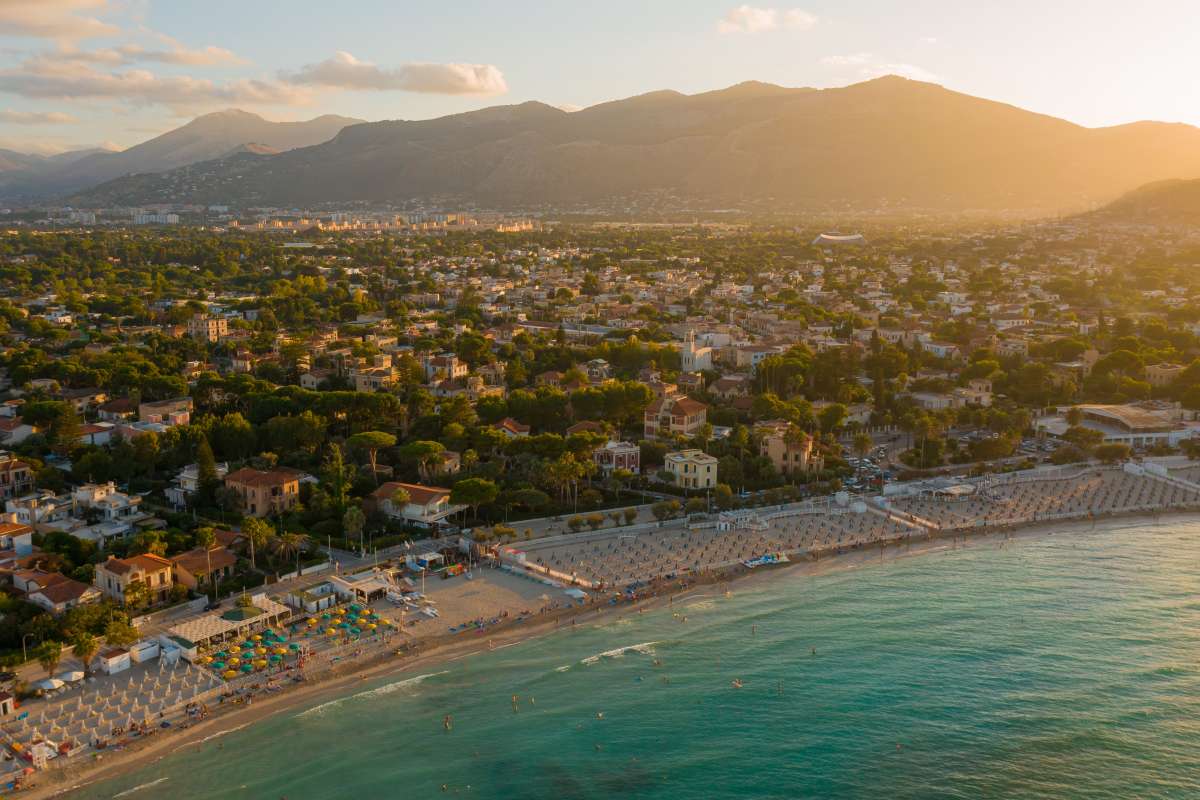 Le più belle spiagge di Sicilia e Sardegna: vista dall'alto di Mondello al tramonto, in provincia di Palermo