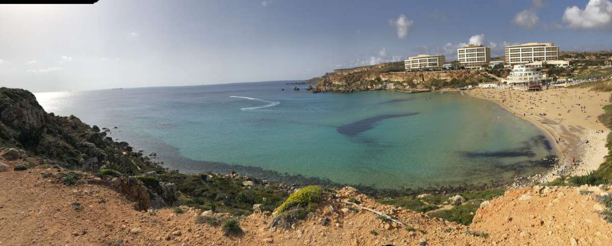 Le migliori spiagge di Malta Vista dall'alto di Golden Bay a Malta