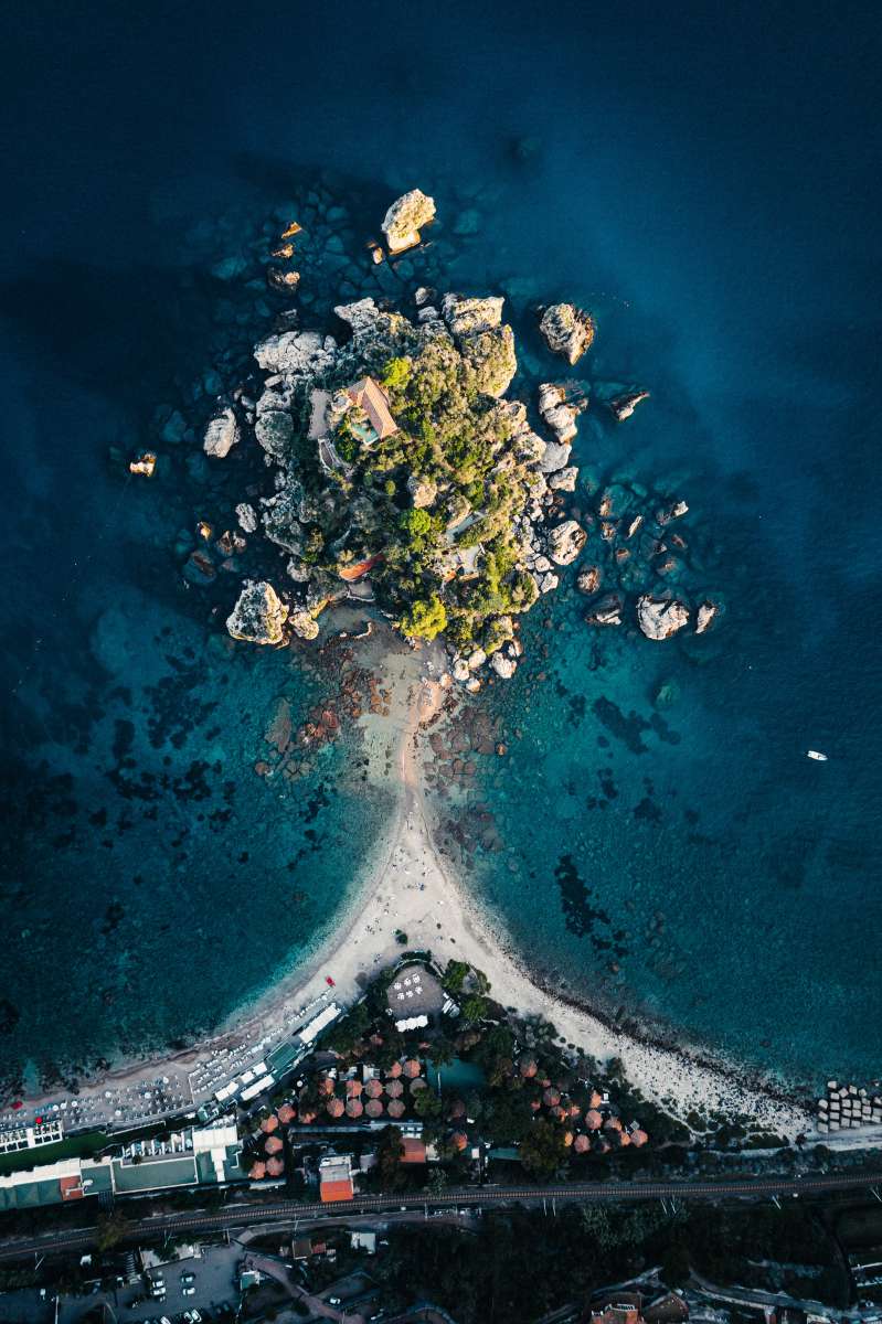 Vista dall'alto dell'Isola Bella, collegata da un lembo di terra alla città di Taormina in Sicilia. Anche questa una delle più belle spiagge di Sicilia e Sardegna