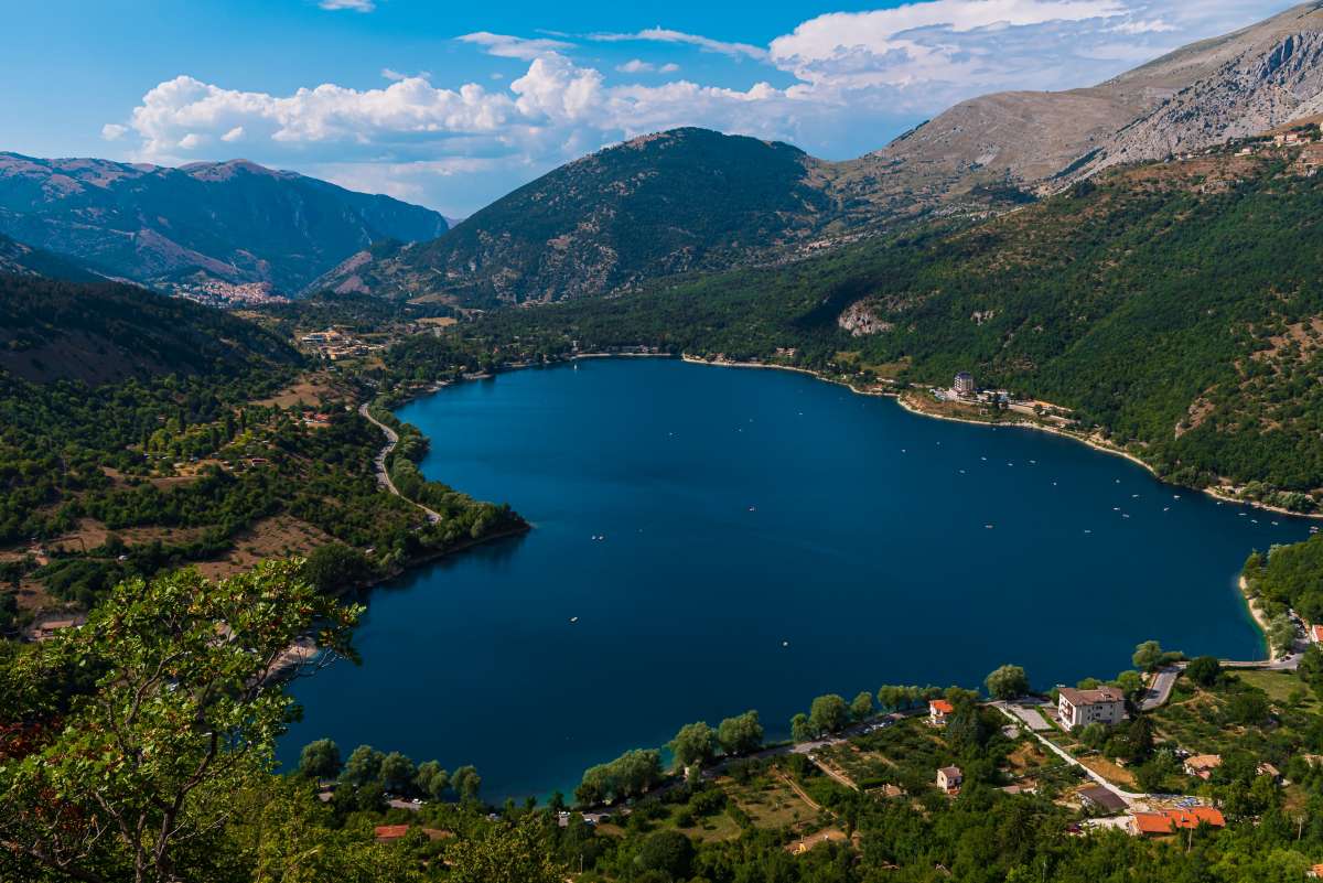 I migliori laghi italiani: vista dall'alto del Lago di Scanno con la sua caratteristica forma a cuore