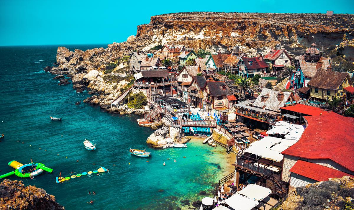 Come entrare a Malta vista dall'alto del popeye village nell'isola di Malta