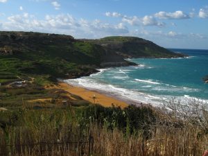 La spiaggia Ramla Bay di Gozo vista dall'alto