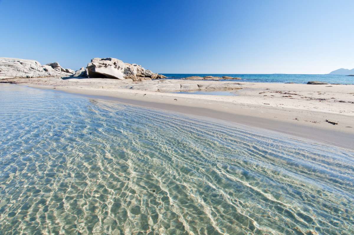 Le più belle spiagge di Sicilia e Sardegna: lo scoglio di Peppino incorniciato da sabbia bianca e mare cristallino