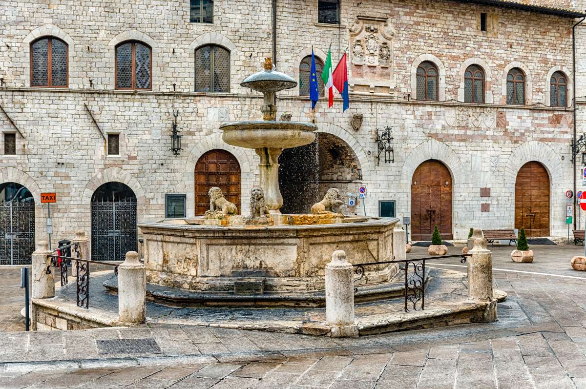 Assisi in un weekend: Fontana dei tre leoni in Piazza del Comune