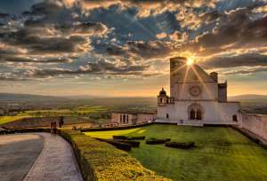 Assisi in un weekend: Tramonto dietro la Basilica superiore di San Francesco