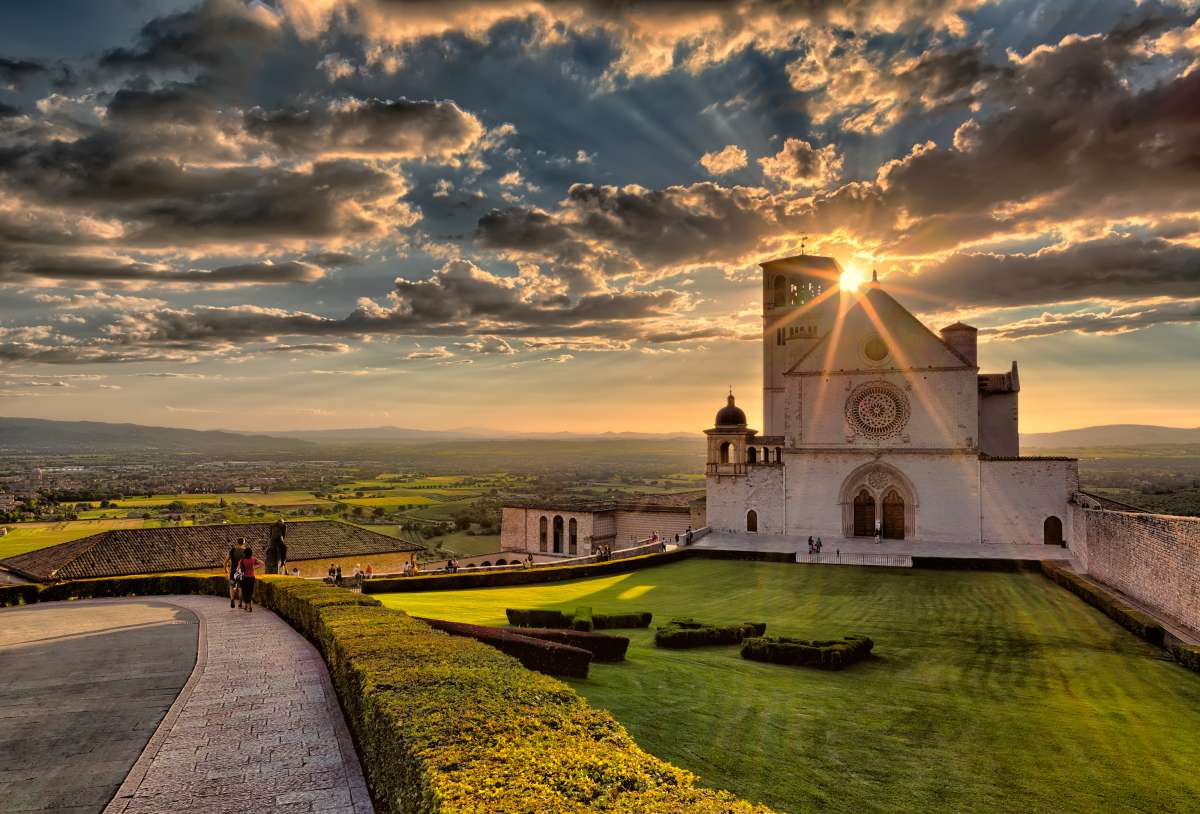 Assisi in un weekend: Tramonto dietro la Basilica superiore di San Francesco